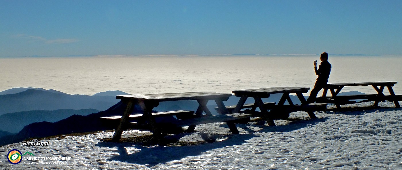 03 Spettacolo al Rif. Almici sul mare di nebbia.JPG